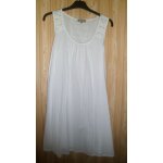 Robe blanche doublée in extenso . t. 38. 100 % coton. neuve. longueur totale de la robe : 85 cm Robe blanche doublée in extenso . t. 38. 100 % coton. neuve. longueur totale de la robe : 85 cm