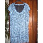 Robe blanche porte fleurie tons bleus taille 40 tr�s f�minine