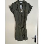 Robe - chemise À manches courtes col montant À revers fermeture boutonnée sur le devant poches sur la ... Robe - chemise À manches courtes col montant À revers fermeture boutonnée sur le devant poches sur la ...