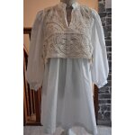 Robe courte blanche avec un gilet brod�