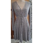 Robe courte grise � rayures avec le col en v