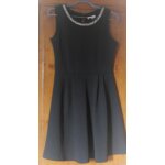 Robe courte noire vase style patineuse avec encolure souligne perles brillantes faon strass ferme ...