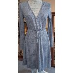Robe d�collet�e fluide grise ray�e ton sur ton
