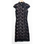 Robe en dentelle noire et doublure rose. manches courtes. caroll. taille 36