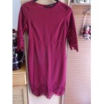 Robe droite bordeaux a dentelle.