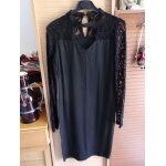 Robe droite en noire.