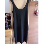 Robe droite noire, trs lgante.