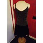 Robe de fete, haut pailleté doré et bas velour noir avec bretelles reglables taille 38 / 40 Robe de fete, haut pailleté doré et bas velour noir avec bretelles reglables taille 38 / 40