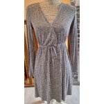 Robe fluide grise � fines rayures