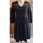 Robe fluide noire avec le col en dentelle