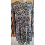 Robe fluide pliss�e blanche et noire