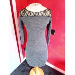 Robe grise avec dentelle noire en v dans le dos