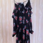 Robe h & m, fond noir fleuri. epaules et dos chancrs. t. 38 polyester. manches longues. double. longueur ...