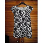 Robe h&m young , taille 8 - 9 ans , motifs fleurs noires , petits coeurs roses sur fond blanc , 100% ...