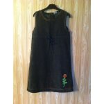 Robe kaki en velours c�tel� in extenso. taille 12 ans. sans manches. motif fleurs au bas. petit lien ...