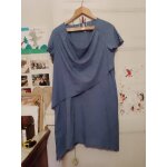Robe lgre asymtrique bleue 40 l blanche porte.