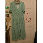 Robe longue verte À fleurs blanches 40 l deeluxe neuve. Robe longue verte À fleurs blanches 40 l deeluxe neuve.