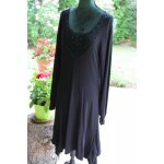 Robe noire ddp À l'encolure joliement rehaussè par un empiècement travaillè. taille Étiquetèe: l. Robe noire ddp À l'encolure joliement rehaussè par un empiècement travaillè. taille Étiquetèe: l.