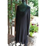 Robe noire ddp � l'encolure joliement rehauss� par un empi�cement travaill�. taille �tiquet�e: l.