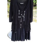 Robe noire ddp avec superposition tenue par 1 s�rie de sympas petits boutons. taille �tiquet�e:l