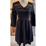 Robe noire fluide avec l'encolure en dentelle