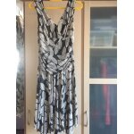 Robe noire et grise avec motifs de feuilles et piquetures argentées - cache - cache Robe noire et grise avec motifs de feuilles et piquetures argentées - cache - cache