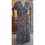 Robe portefeuille longue noire � fleurs blanches