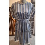 Robe ray�e blanche et bleu ciel avec liens � nouer de chaque c�t�