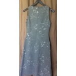Robe sans manches, grise avec fleurs, marque camaeu. t. 38. en polyester. fermeture eclair au dos. non ...