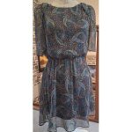Robe en tissu transparent imprim� et avec des liser�s dor�s