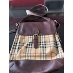 Sac bandoulire burberry style messager. 30x37 cm. toile haymarket et cuir. rabat devant.