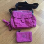 Sac � bandouli�re kipling new raisin rose framboise et son portefeuille creativity s