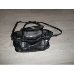 Sac desigual simili cuir noir � bandouli�re ou main, clout� ttbe