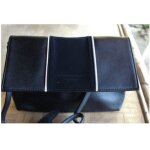 Sac neuf mademoiselle rochas noir avec petit liserè rose et bandoulière. Sac neuf mademoiselle rochas noir avec petit liserè rose et bandoulière.