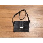 Sac � main en daim noir avec rabat aimant� et bandouli�re - petite mendigote