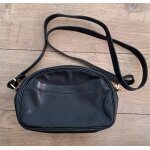 Superbe sac à main officiel longchamp porté épaule noir en cuir véritable avec pochette intérieur. article ... Superbe sac à main officiel longchamp porté épaule noir en cuir véritable avec pochette intérieur. article ...