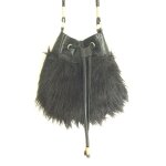Sac a mains seau effet fourrure noir