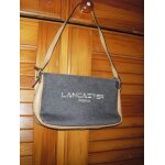Sac  main zipp de marque lancaster paris en tissu de couleur bleu jean , fond et hanse en simili cuir ...
