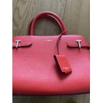 Sac le tanneur couleur rouge coquelicot en tr�s bon �tat port� main avec bandouli�re port� une fois