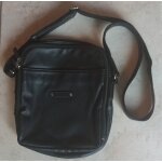 Sacoche avec bandouli�re. marque david jones, cuir noir.