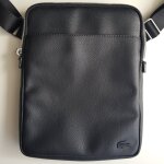 Sacoche grand mod�le simili cuir noir lacoste