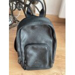 Sacoche monobretelle en cuir noir grainé 20 x 30 cm marque lacoste Sacoche monobretelle en cuir noir grainé 20 x 30 cm marque lacoste