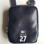 Sacoche simili cuir bleu marine lacoste