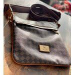 Sacoche versus versace