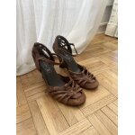 Sandales andr� en cuir marron � talons ? brides crois�es ? taille 36 ? talon 8 cm