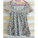 T - shirt � motif fleurs multicolore et dentelle. promod. taille 38