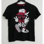 T shirt noir imprimé rouge et blanc. bonhomme À lunettes casquette bandana et baskets. c&a. coton. 146 ... T shirt noir imprimé rouge et blanc. bonhomme À lunettes casquette bandana et baskets. c&a. coton. 146 ...