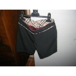 Short burberry doubl� 8 ans fermeture zipp� sur le cot� 55% polyester, 45% laine.