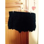 Short noir en dentelle taille m marque stradivarius