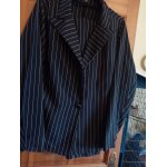 Tailleur femme veste (un bouton) et pantalon large � taille �lastique. l'ensemble est ray� noir et blanc ...